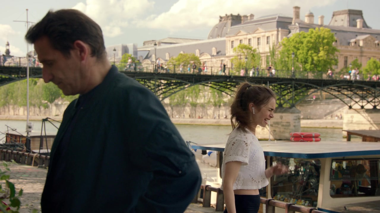 Emily_in_Paris_S01E03_Sexy_or_Sexist_720p_NF_WEB-DL_DDP5_1_x264-BTN_0077.jpg