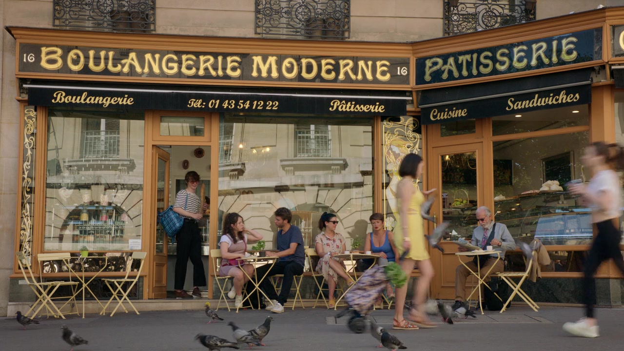 Emily_in_Paris_S01E03_Sexy_or_Sexist_720p_NF_WEB-DL_DDP5_1_x264-BTN_0083.jpg