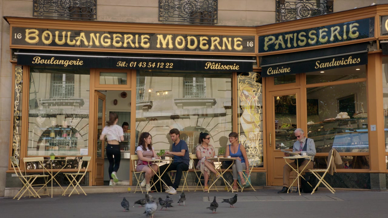 Emily_in_Paris_S01E03_Sexy_or_Sexist_720p_NF_WEB-DL_DDP5_1_x264-BTN_0088.jpg
