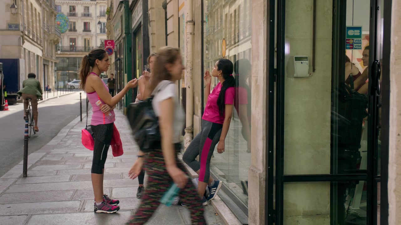 Emily_in_Paris_S01E03_Sexy_or_Sexist_720p_NF_WEB-DL_DDP5_1_x264-BTN_0092.jpg Emily_in_Paris_S01E03_Sexy_or_Sexist_720p_NF_WEB-DL_DDP5_1_x264-BTN_0092.jpg