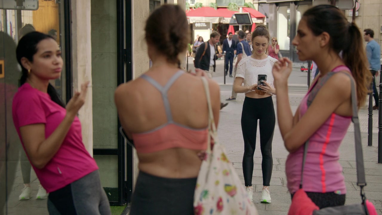 Emily_in_Paris_S01E03_Sexy_or_Sexist_720p_NF_WEB-DL_DDP5_1_x264-BTN_0097.jpg