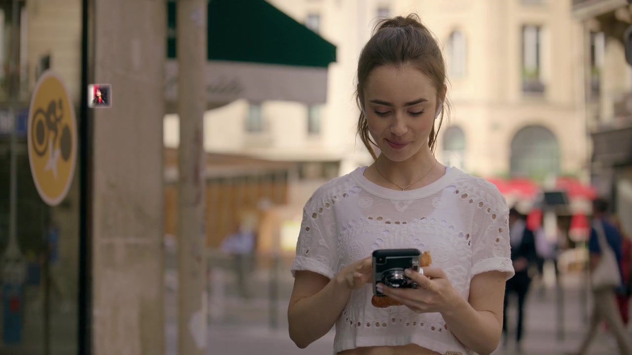 Emily_in_Paris_S01E03_Sexy_or_Sexist_720p_NF_WEB-DL_DDP5_1_x264-BTN_0098.jpg