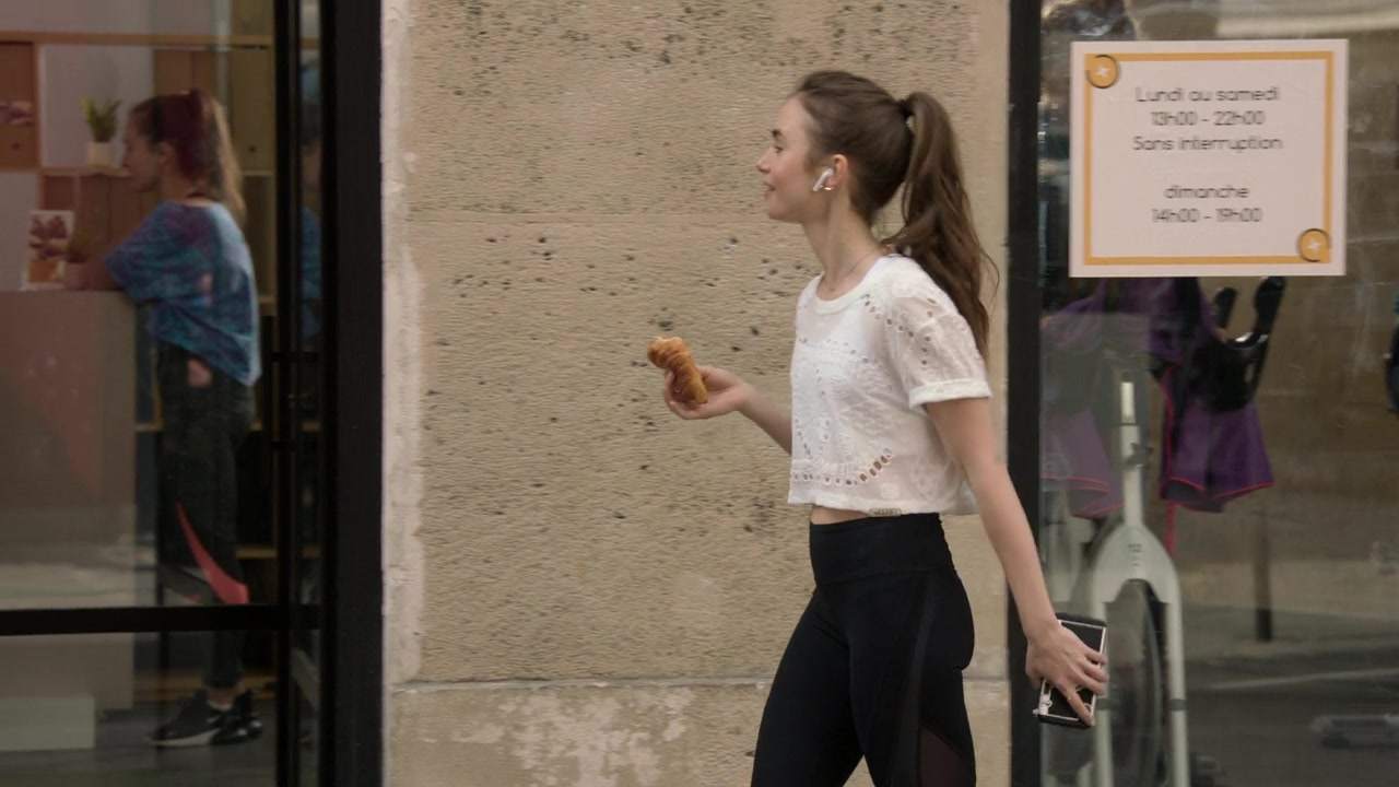 Emily_in_Paris_S01E03_Sexy_or_Sexist_720p_NF_WEB-DL_DDP5_1_x264-BTN_0102.jpg
