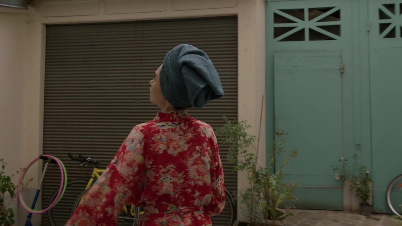 Emily_in_Paris_S01E03_Sexy_or_Sexist_720p_NF_WEB-DL_DDP5_1_x264-BTN_0124.jpg