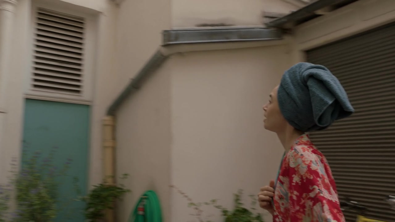 Emily_in_Paris_S01E03_Sexy_or_Sexist_720p_NF_WEB-DL_DDP5_1_x264-BTN_0125.jpg