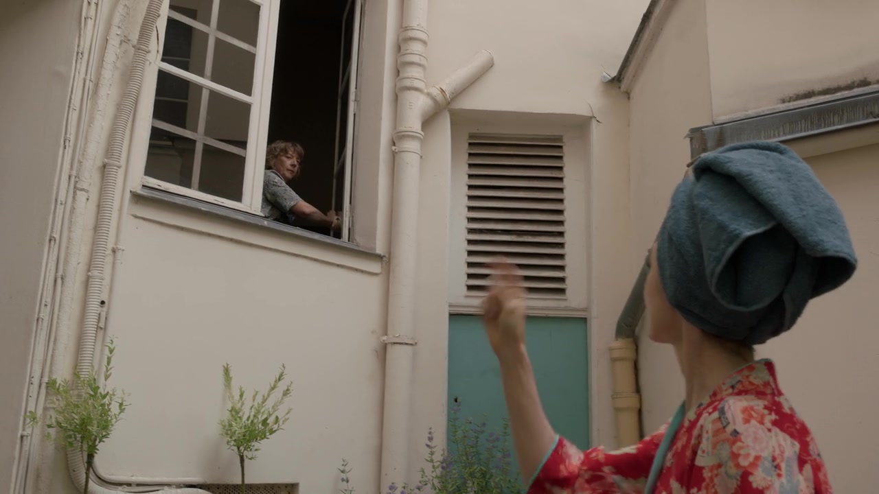 Emily_in_Paris_S01E03_Sexy_or_Sexist_720p_NF_WEB-DL_DDP5_1_x264-BTN_0126.jpg