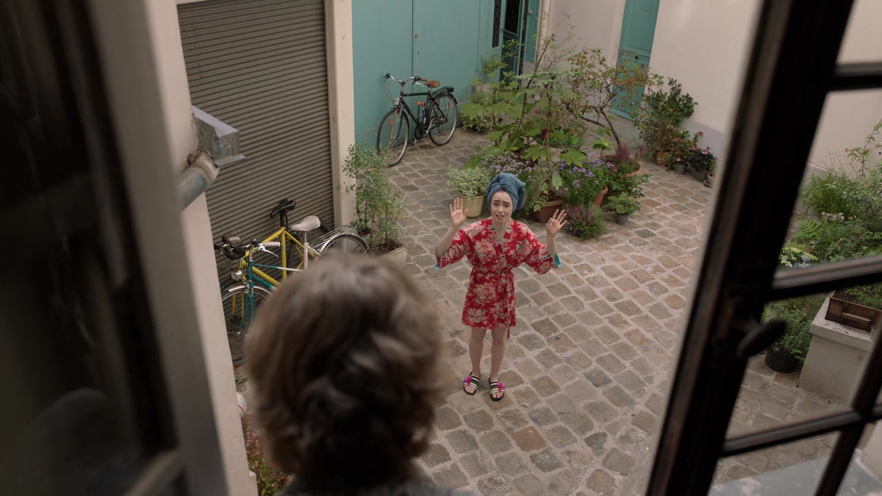 Emily_in_Paris_S01E03_Sexy_or_Sexist_720p_NF_WEB-DL_DDP5_1_x264-BTN_0128.jpg