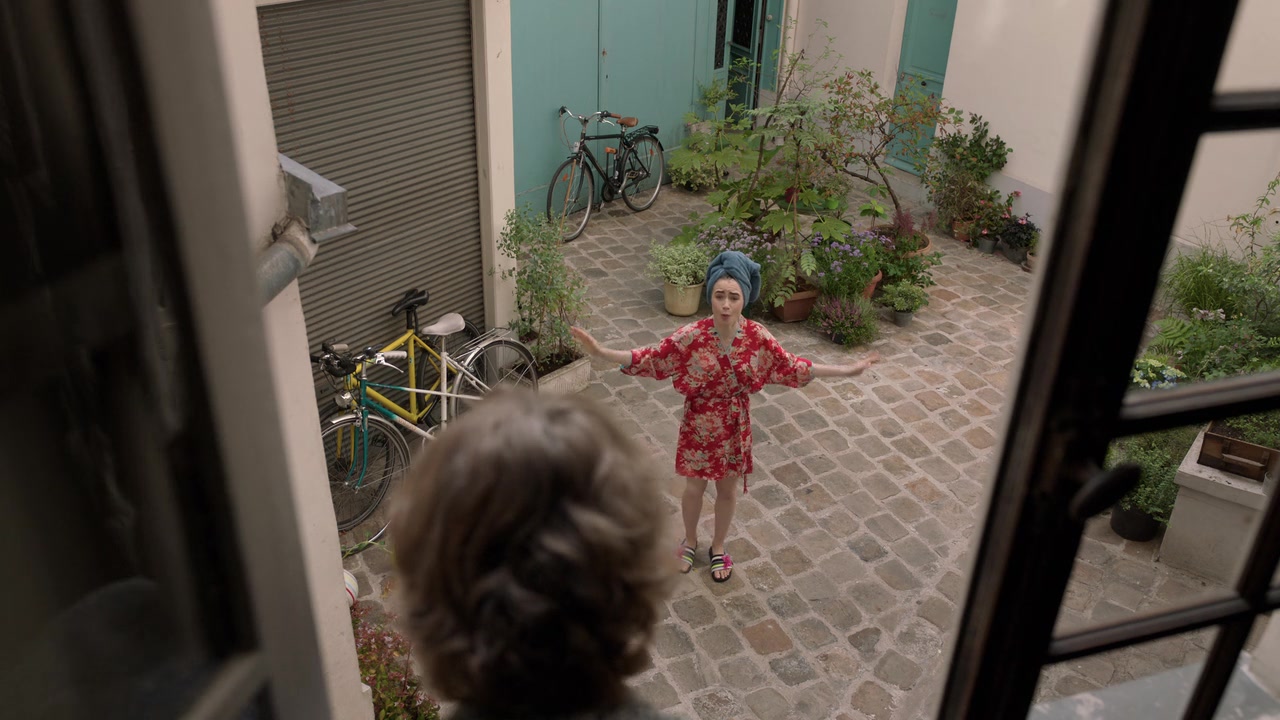 Emily_in_Paris_S01E03_Sexy_or_Sexist_720p_NF_WEB-DL_DDP5_1_x264-BTN_0129.jpg