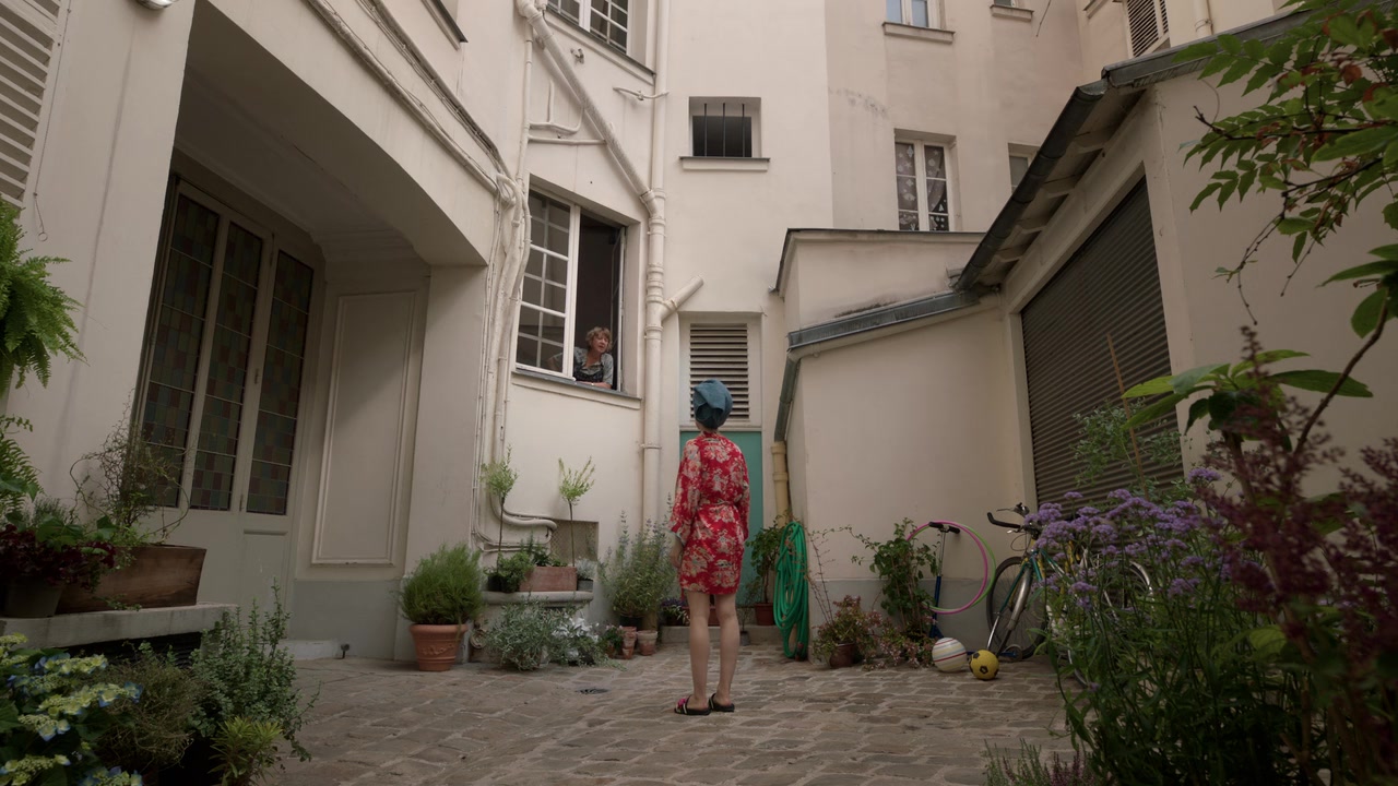 Emily_in_Paris_S01E03_Sexy_or_Sexist_720p_NF_WEB-DL_DDP5_1_x264-BTN_0130.jpg