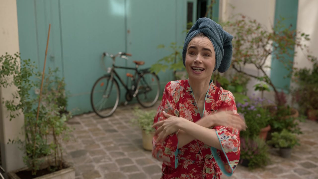 Emily_in_Paris_S01E03_Sexy_or_Sexist_720p_NF_WEB-DL_DDP5_1_x264-BTN_0133.jpg