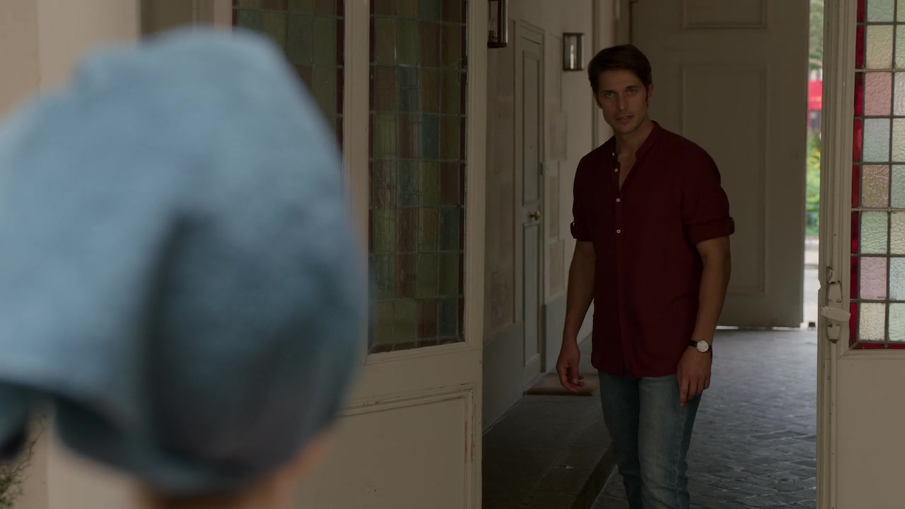 Emily_in_Paris_S01E03_Sexy_or_Sexist_720p_NF_WEB-DL_DDP5_1_x264-BTN_0140.jpg