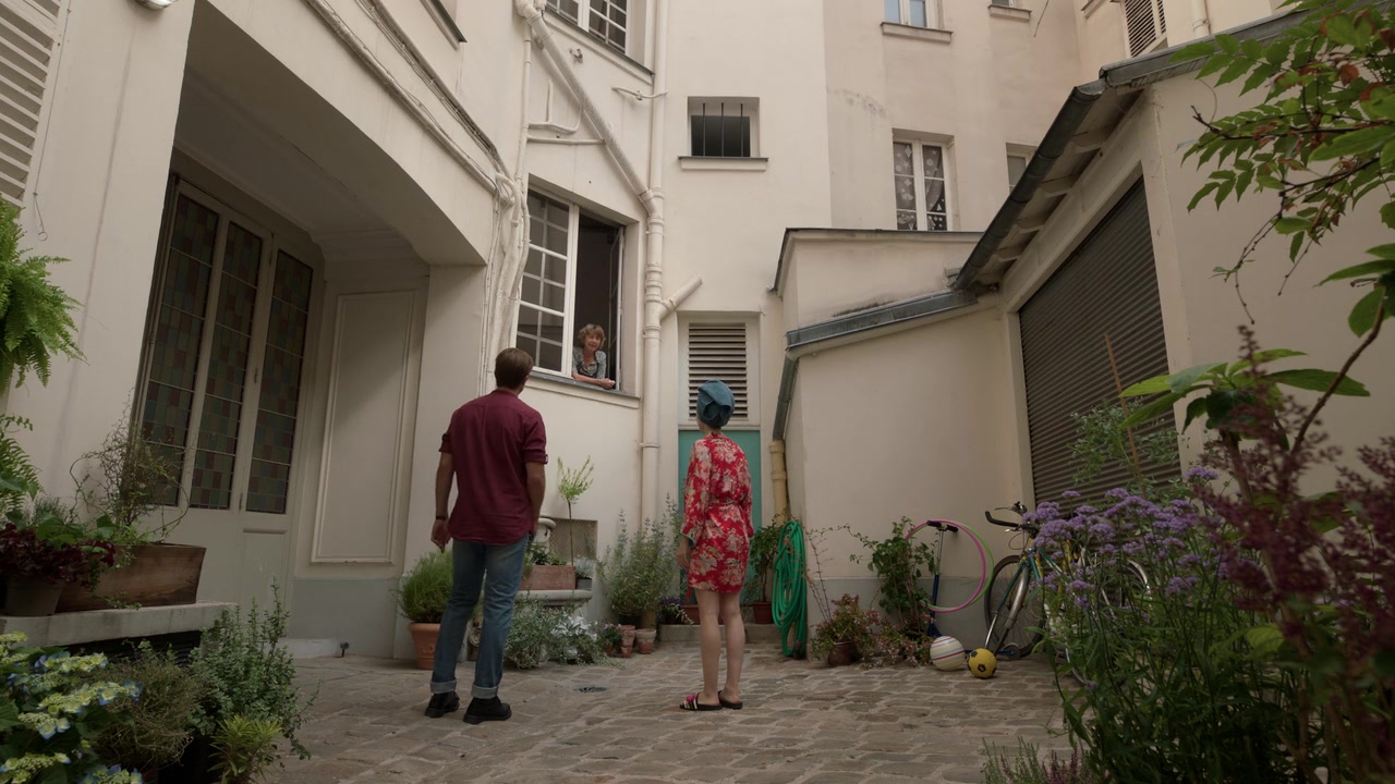 Emily_in_Paris_S01E03_Sexy_or_Sexist_720p_NF_WEB-DL_DDP5_1_x264-BTN_0145.jpg