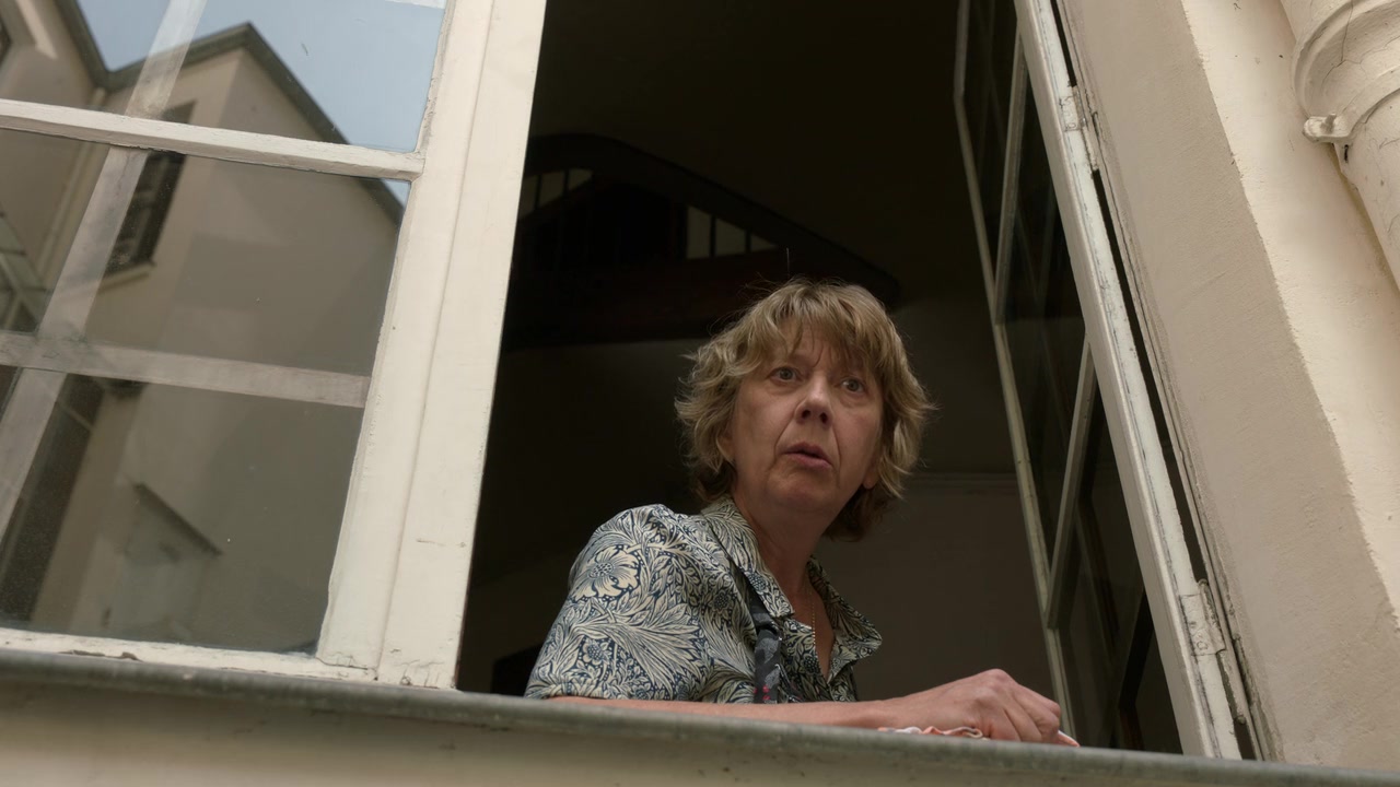 Emily_in_Paris_S01E03_Sexy_or_Sexist_720p_NF_WEB-DL_DDP5_1_x264-BTN_0153.jpg