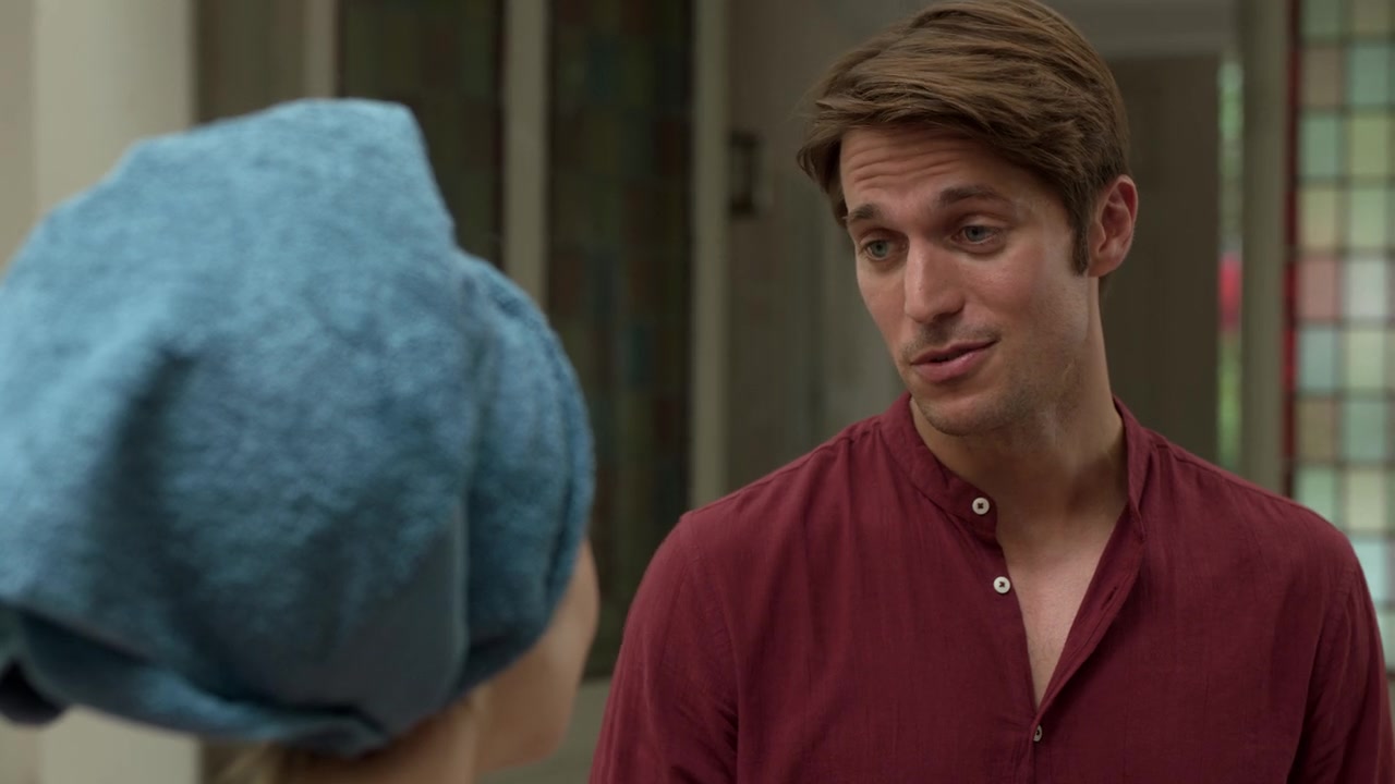 Emily_in_Paris_S01E03_Sexy_or_Sexist_720p_NF_WEB-DL_DDP5_1_x264-BTN_0156.jpg