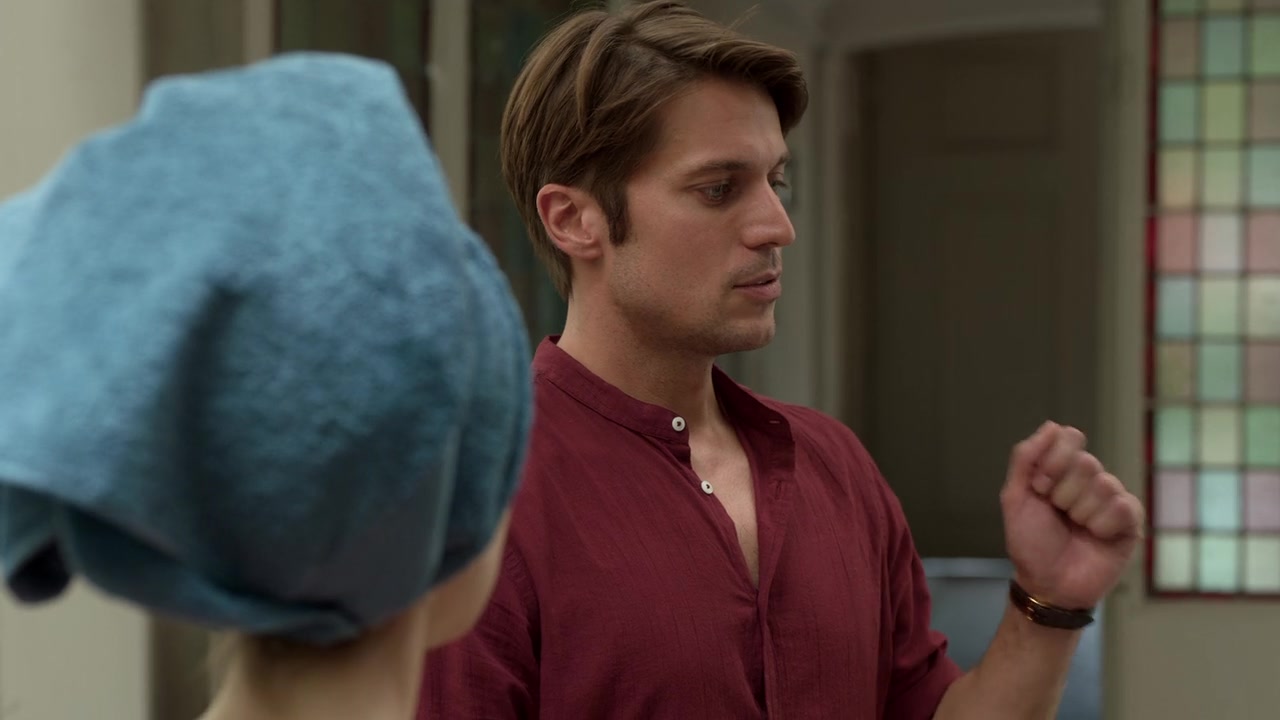 Emily_in_Paris_S01E03_Sexy_or_Sexist_720p_NF_WEB-DL_DDP5_1_x264-BTN_0161.jpg
