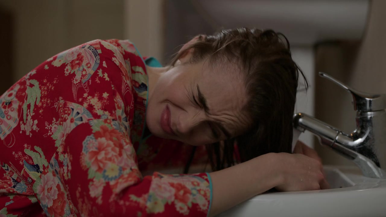 Emily_in_Paris_S01E03_Sexy_or_Sexist_720p_NF_WEB-DL_DDP5_1_x264-BTN_0168.jpg