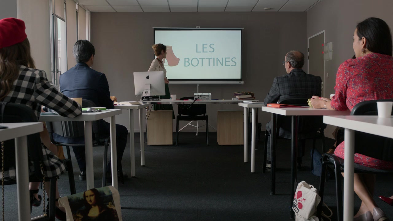 Emily_in_Paris_S01E03_Sexy_or_Sexist_720p_NF_WEB-DL_DDP5_1_x264-BTN_0185.jpg