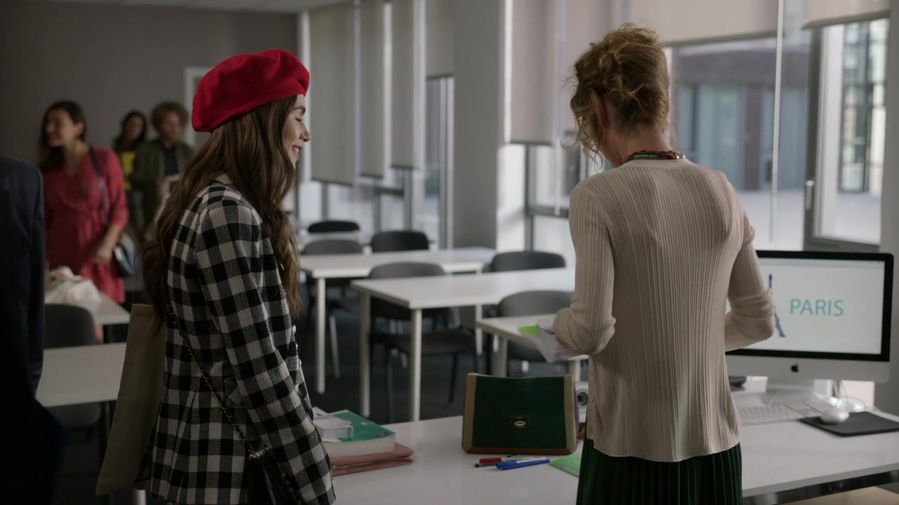 Emily_in_Paris_S01E03_Sexy_or_Sexist_720p_NF_WEB-DL_DDP5_1_x264-BTN_0207.jpg