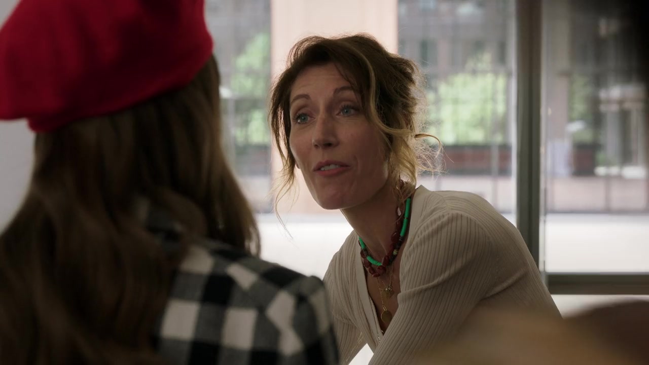 Emily_in_Paris_S01E03_Sexy_or_Sexist_720p_NF_WEB-DL_DDP5_1_x264-BTN_0211.jpg
