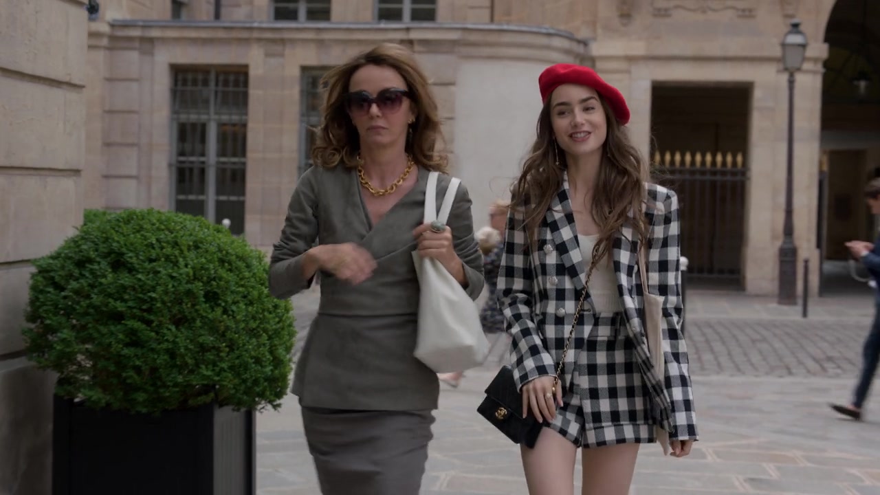 Emily_in_Paris_S01E03_Sexy_or_Sexist_720p_NF_WEB-DL_DDP5_1_x264-BTN_0237.jpg
