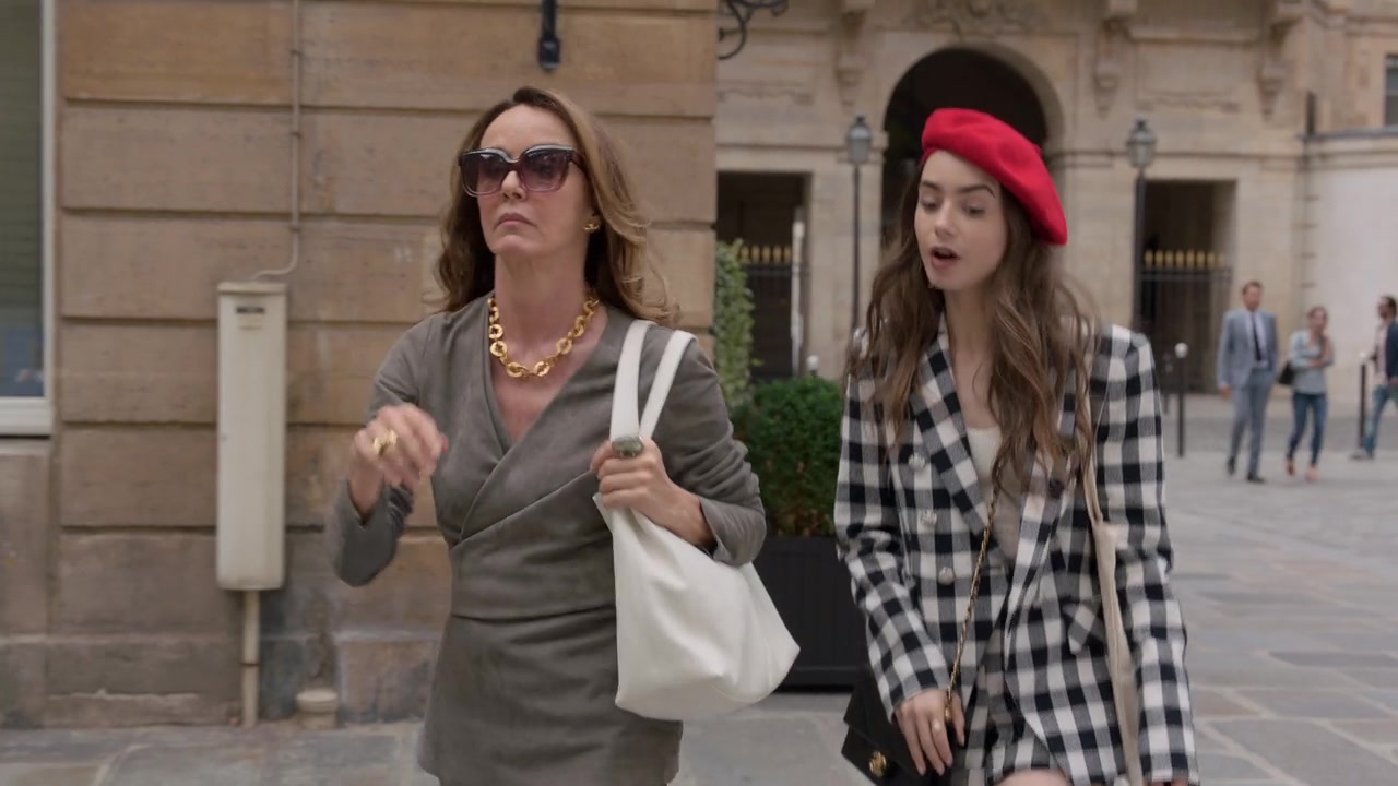 Emily_in_Paris_S01E03_Sexy_or_Sexist_720p_NF_WEB-DL_DDP5_1_x264-BTN_0243.jpg