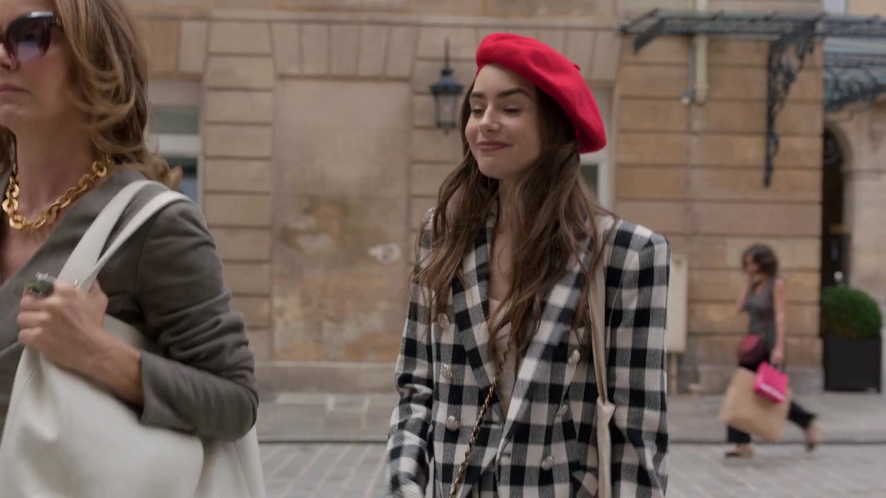 Emily_in_Paris_S01E03_Sexy_or_Sexist_720p_NF_WEB-DL_DDP5_1_x264-BTN_0248.jpg