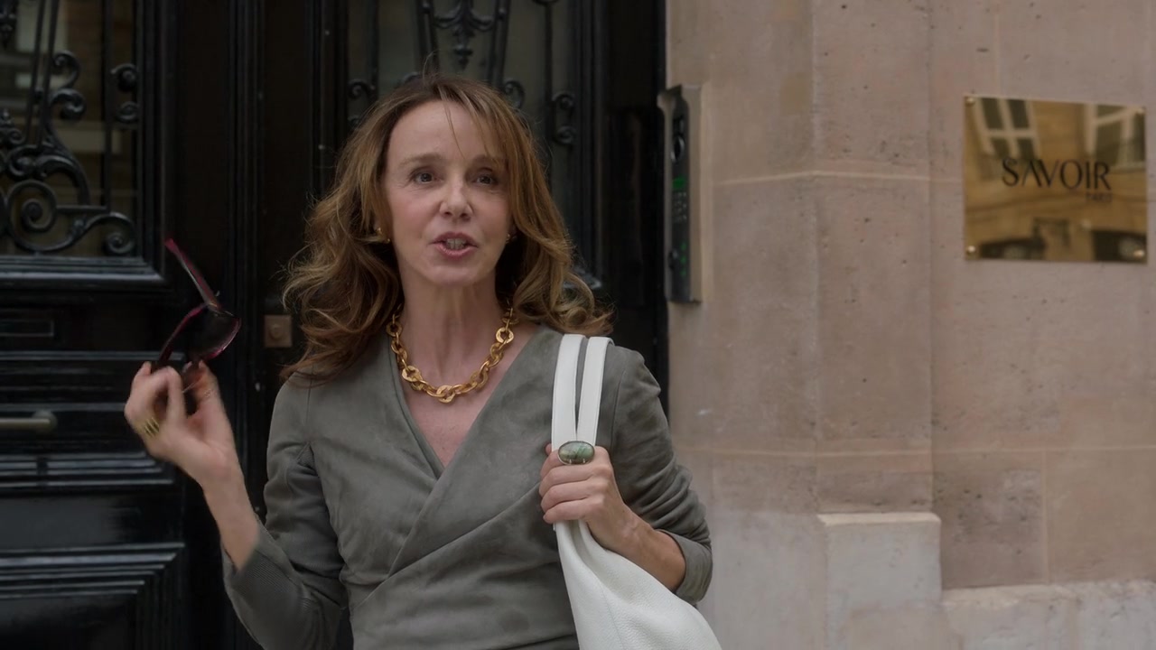 Emily_in_Paris_S01E03_Sexy_or_Sexist_720p_NF_WEB-DL_DDP5_1_x264-BTN_0254.jpg
