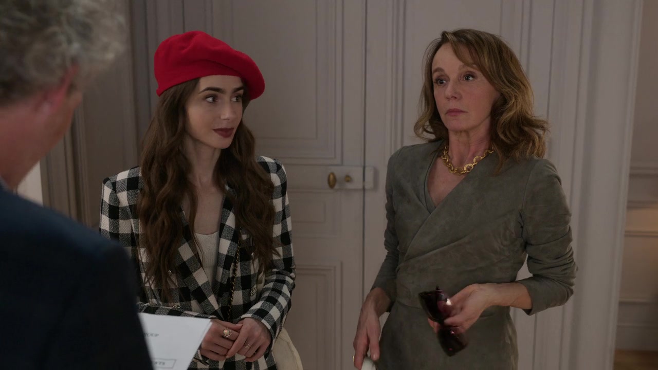 Emily_in_Paris_S01E03_Sexy_or_Sexist_720p_NF_WEB-DL_DDP5_1_x264-BTN_0272.jpg