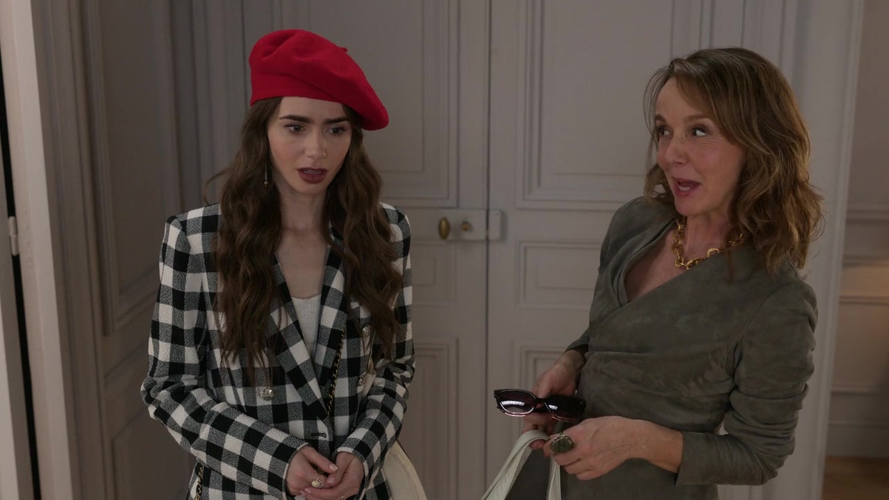 Emily_in_Paris_S01E03_Sexy_or_Sexist_720p_NF_WEB-DL_DDP5_1_x264-BTN_0291.jpg