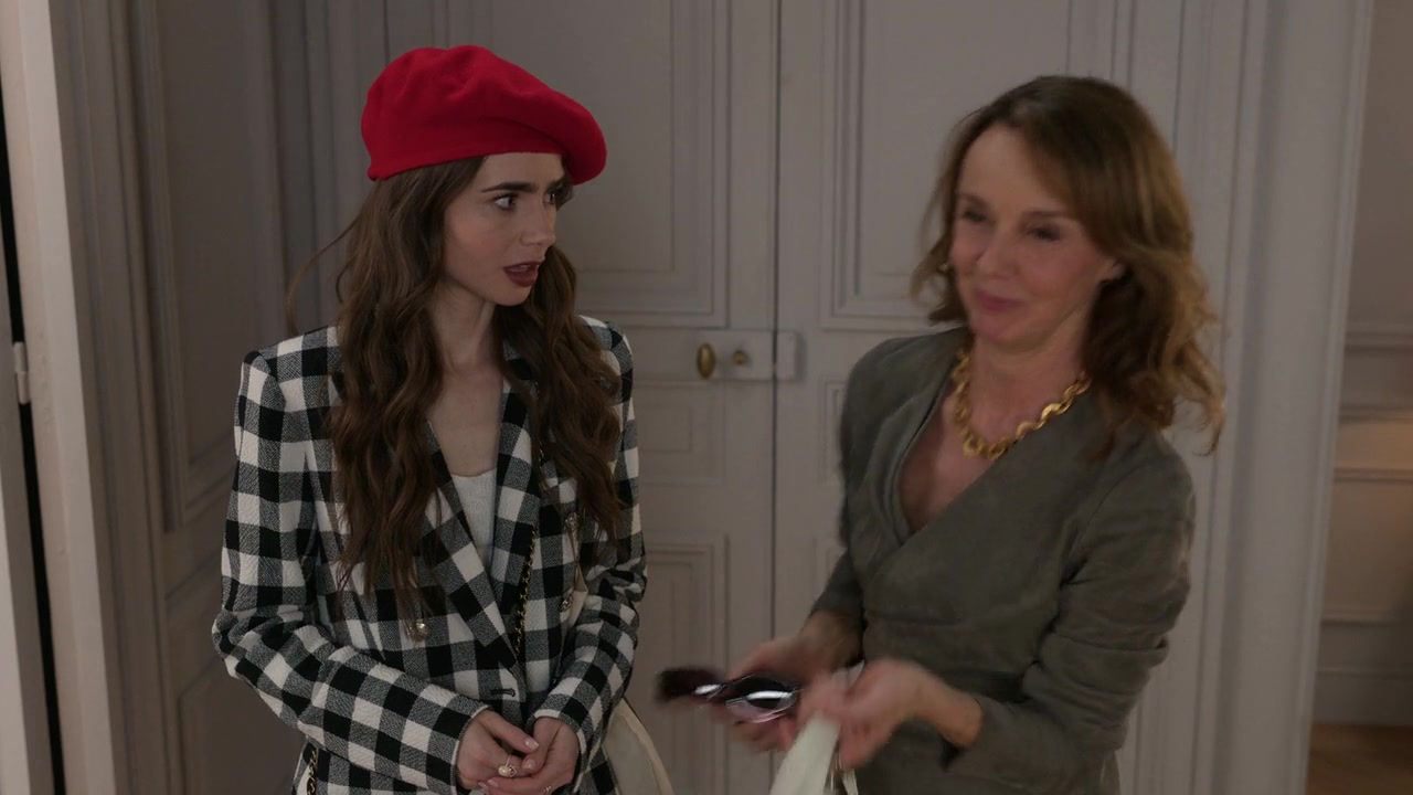 Emily_in_Paris_S01E03_Sexy_or_Sexist_720p_NF_WEB-DL_DDP5_1_x264-BTN_0292.jpg