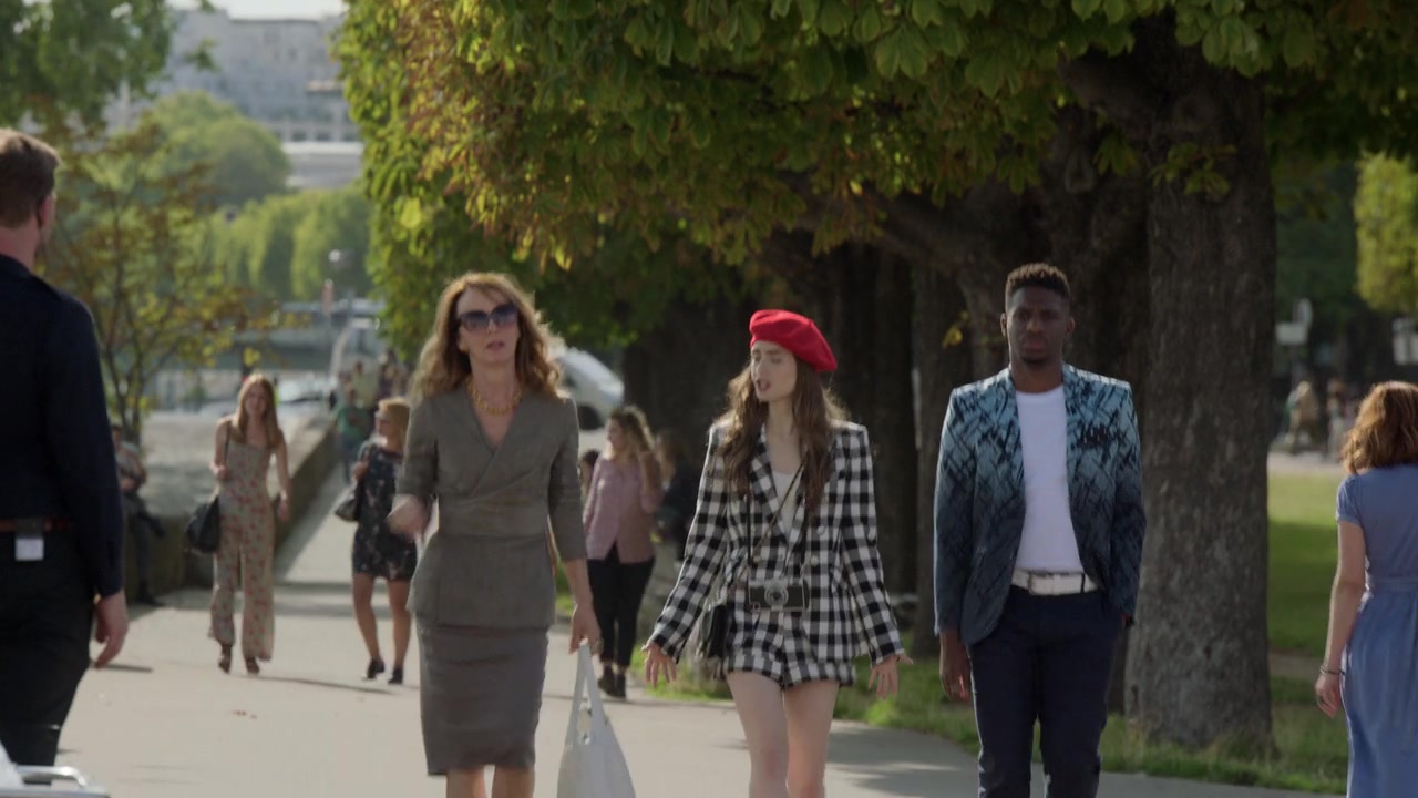 Emily_in_Paris_S01E03_Sexy_or_Sexist_720p_NF_WEB-DL_DDP5_1_x264-BTN_0297.jpg