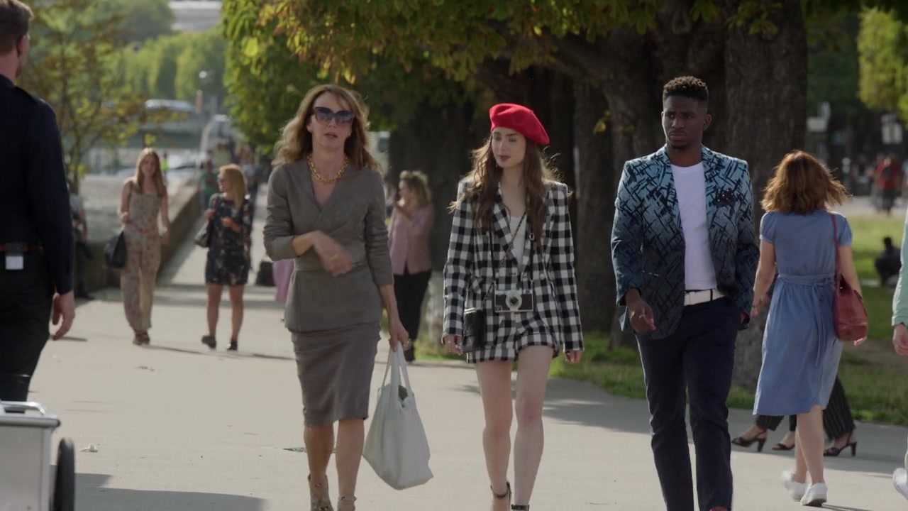 Emily_in_Paris_S01E03_Sexy_or_Sexist_720p_NF_WEB-DL_DDP5_1_x264-BTN_0298.jpg