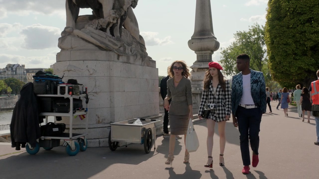 Emily_in_Paris_S01E03_Sexy_or_Sexist_720p_NF_WEB-DL_DDP5_1_x264-BTN_0301.jpg