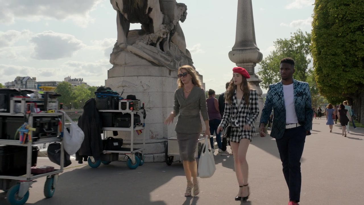 Emily_in_Paris_S01E03_Sexy_or_Sexist_720p_NF_WEB-DL_DDP5_1_x264-BTN_0302.jpg Emily_in_Paris_S01E03_Sexy_or_Sexist_720p_NF_WEB-DL_DDP5_1_x264-BTN_0302.jpg
