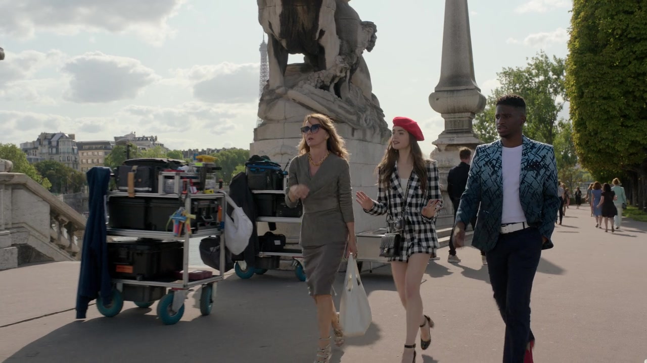 Emily_in_Paris_S01E03_Sexy_or_Sexist_720p_NF_WEB-DL_DDP5_1_x264-BTN_0303.jpg