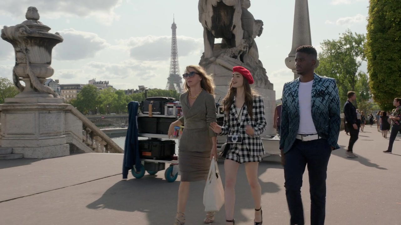 Emily_in_Paris_S01E03_Sexy_or_Sexist_720p_NF_WEB-DL_DDP5_1_x264-BTN_0304.jpg Emily_in_Paris_S01E03_Sexy_or_Sexist_720p_NF_WEB-DL_DDP5_1_x264-BTN_0304.jpg