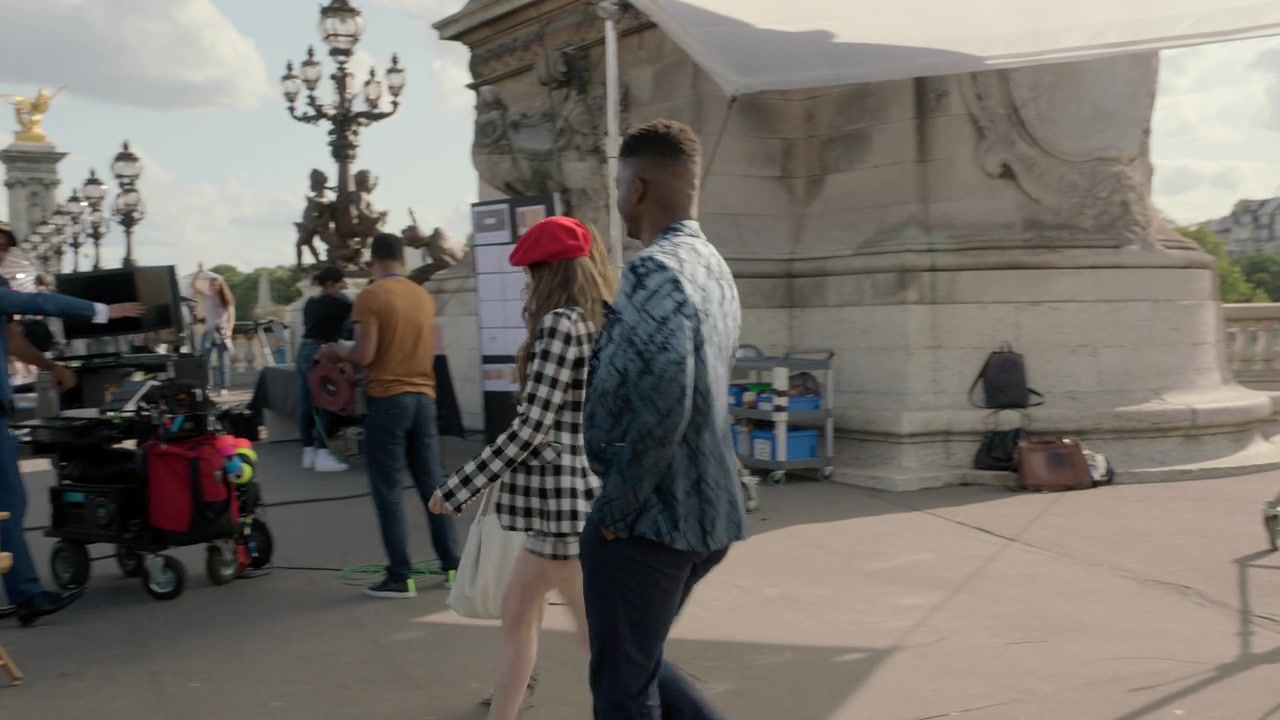 Emily_in_Paris_S01E03_Sexy_or_Sexist_720p_NF_WEB-DL_DDP5_1_x264-BTN_0310.jpg
