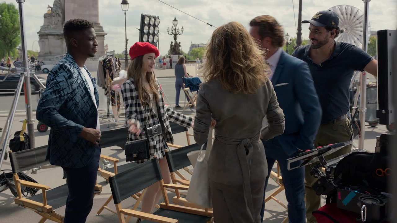 Emily_in_Paris_S01E03_Sexy_or_Sexist_720p_NF_WEB-DL_DDP5_1_x264-BTN_0315.jpg