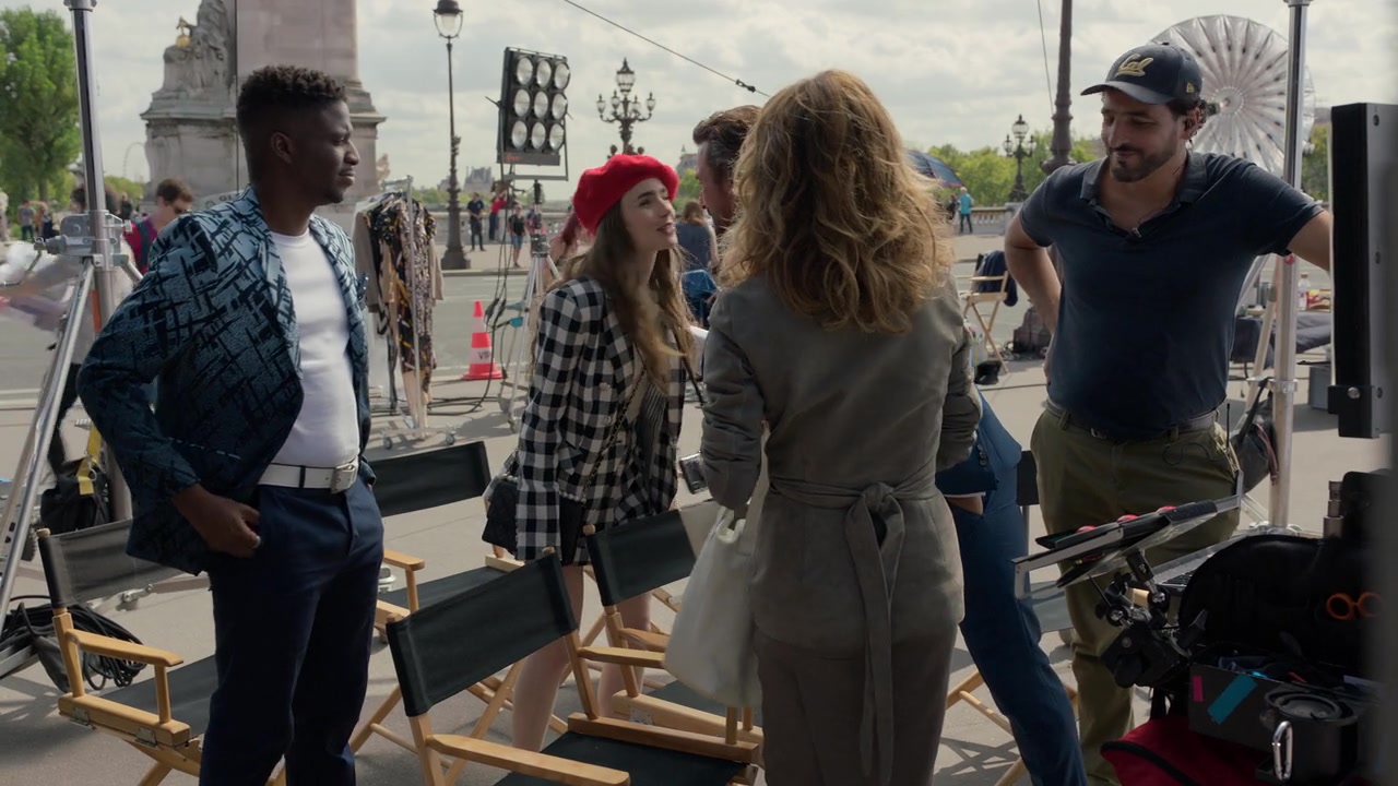Emily_in_Paris_S01E03_Sexy_or_Sexist_720p_NF_WEB-DL_DDP5_1_x264-BTN_0316.jpg