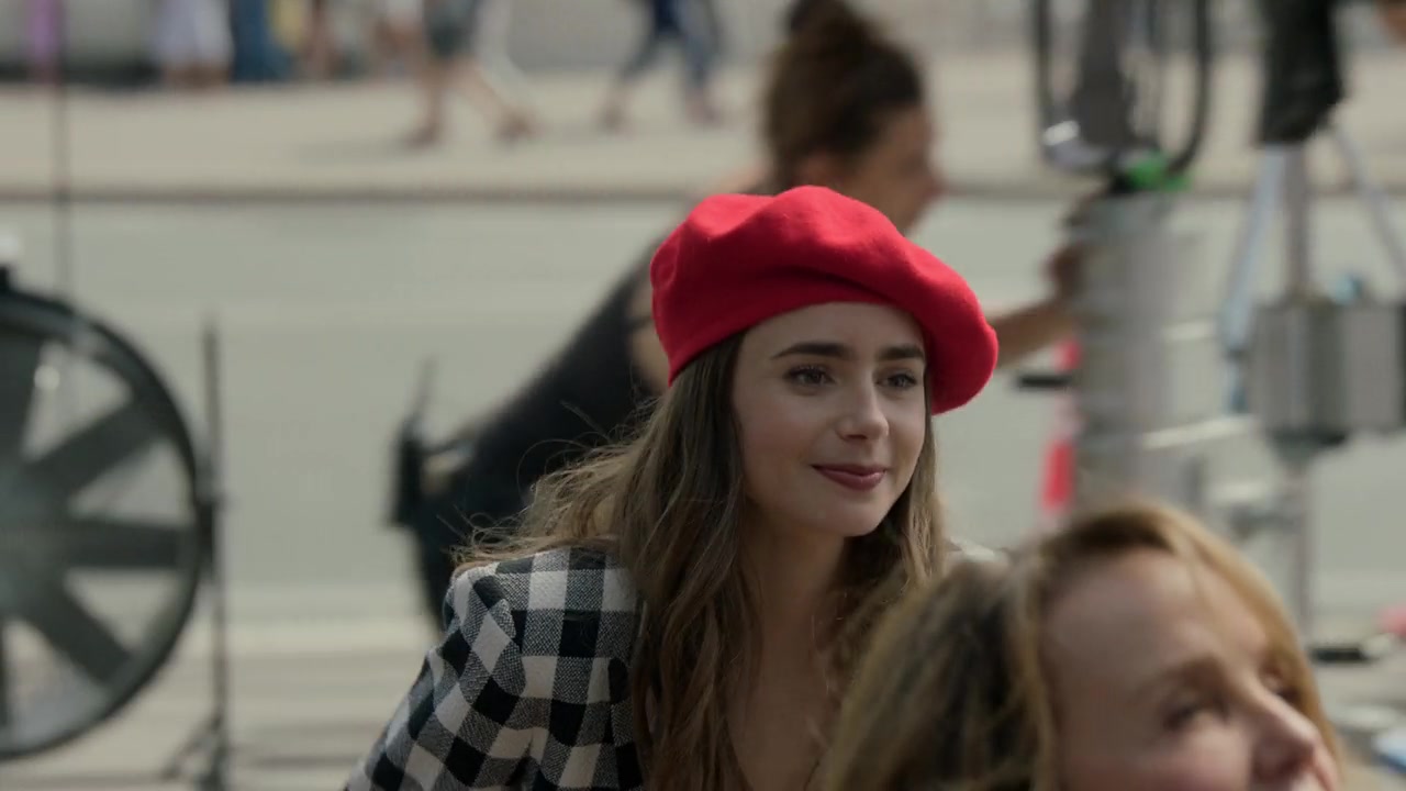 Emily_in_Paris_S01E03_Sexy_or_Sexist_720p_NF_WEB-DL_DDP5_1_x264-BTN_0333.jpg