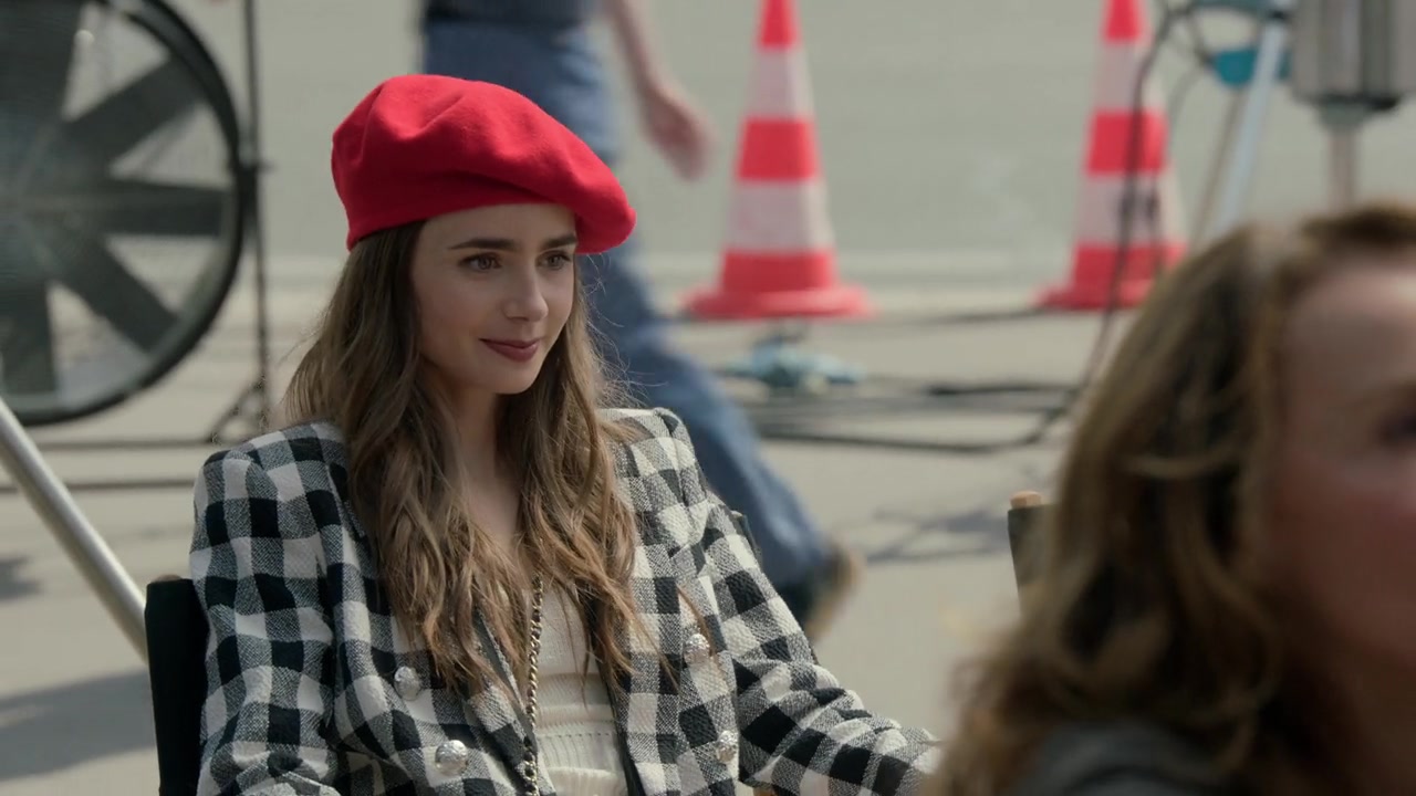 Emily_in_Paris_S01E03_Sexy_or_Sexist_720p_NF_WEB-DL_DDP5_1_x264-BTN_0334.jpg