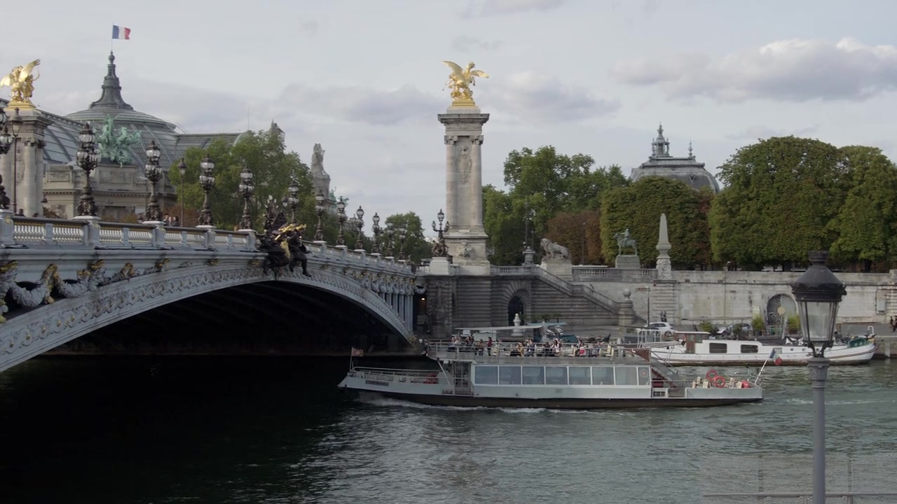 Emily_in_Paris_S01E03_Sexy_or_Sexist_720p_NF_WEB-DL_DDP5_1_x264-BTN_0337.jpg