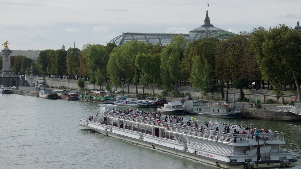 Emily_in_Paris_S01E03_Sexy_or_Sexist_720p_NF_WEB-DL_DDP5_1_x264-BTN_0348.jpg