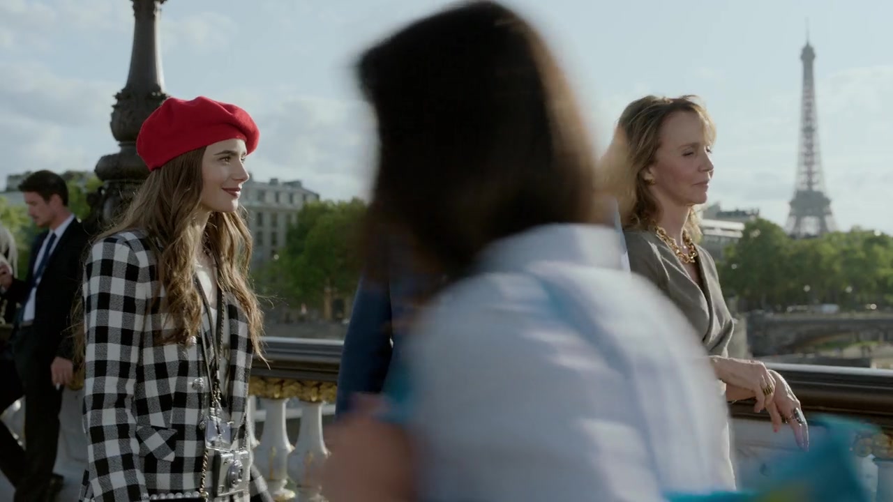 Emily_in_Paris_S01E03_Sexy_or_Sexist_720p_NF_WEB-DL_DDP5_1_x264-BTN_0350.jpg