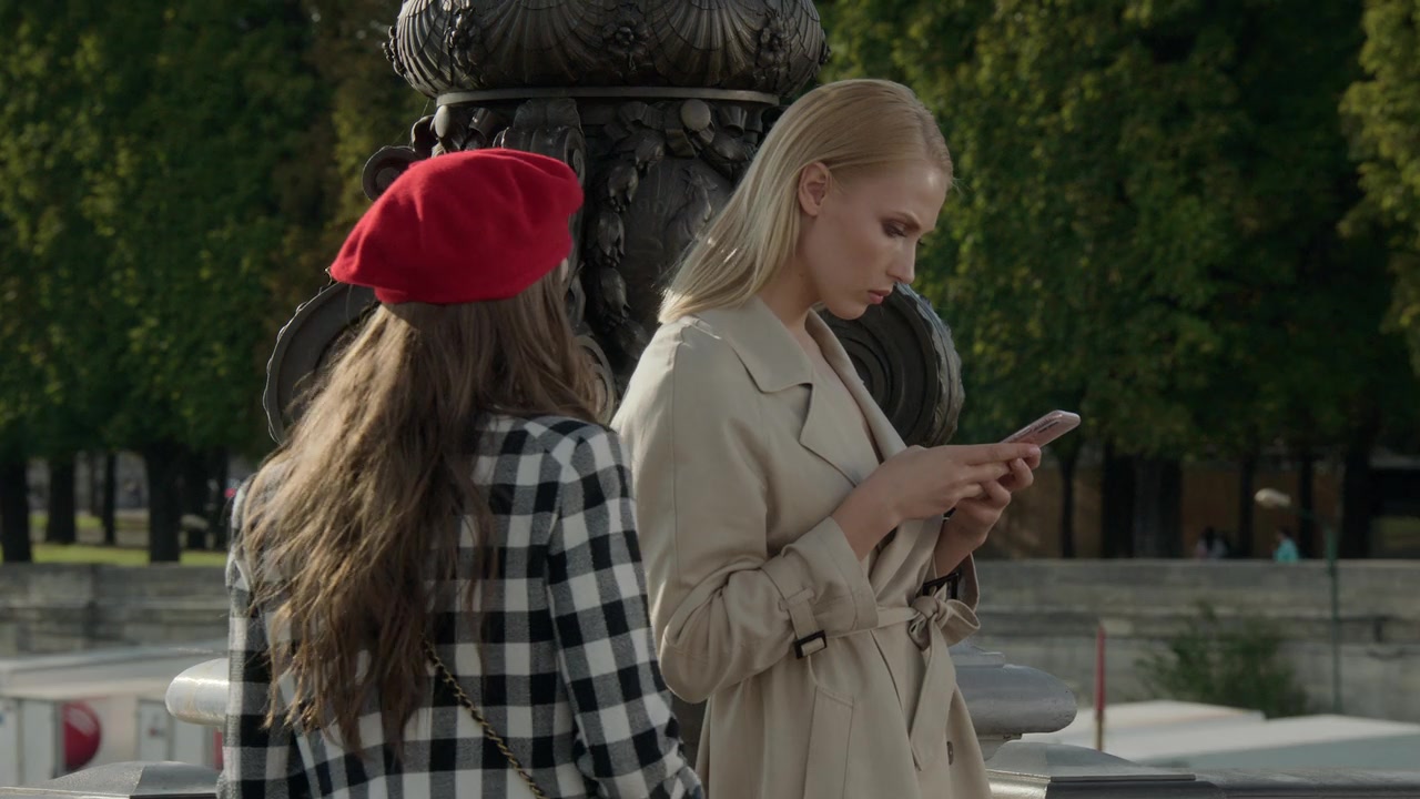 Emily_in_Paris_S01E03_Sexy_or_Sexist_720p_NF_WEB-DL_DDP5_1_x264-BTN_0356.jpg