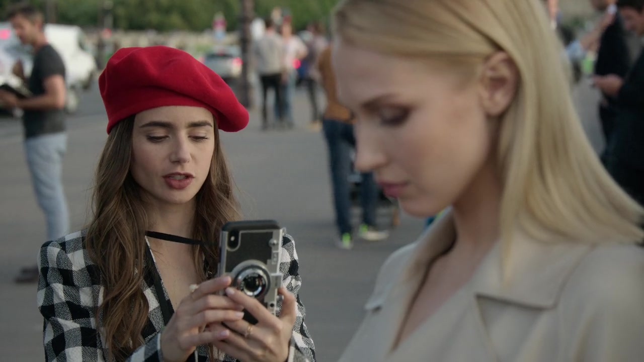 Emily_in_Paris_S01E03_Sexy_or_Sexist_720p_NF_WEB-DL_DDP5_1_x264-BTN_0363.jpg