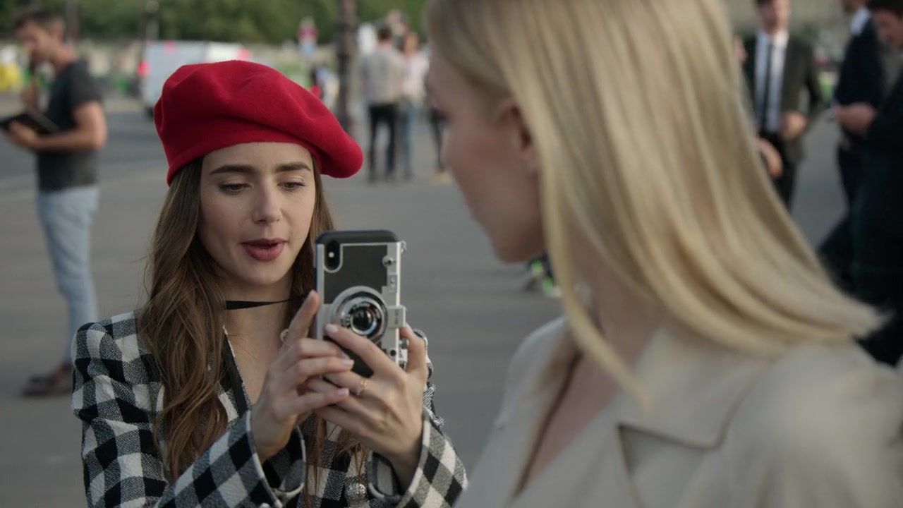Emily_in_Paris_S01E03_Sexy_or_Sexist_720p_NF_WEB-DL_DDP5_1_x264-BTN_0364.jpg