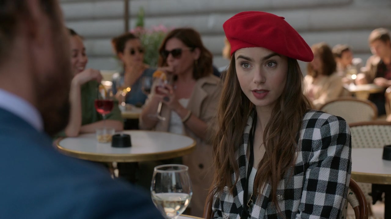 Emily_in_Paris_S01E03_Sexy_or_Sexist_720p_NF_WEB-DL_DDP5_1_x264-BTN_0437.jpg