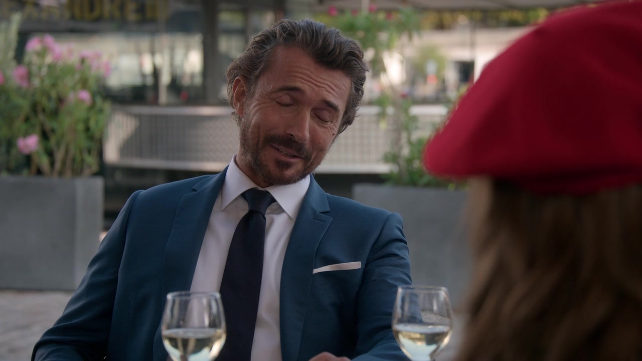 Emily_in_Paris_S01E03_Sexy_or_Sexist_720p_NF_WEB-DL_DDP5_1_x264-BTN_0476.jpg