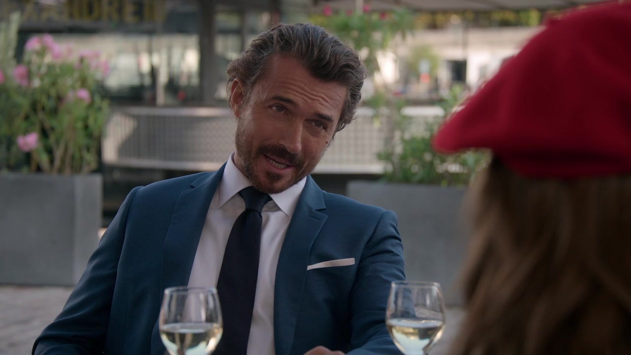 Emily_in_Paris_S01E03_Sexy_or_Sexist_720p_NF_WEB-DL_DDP5_1_x264-BTN_0482.jpg